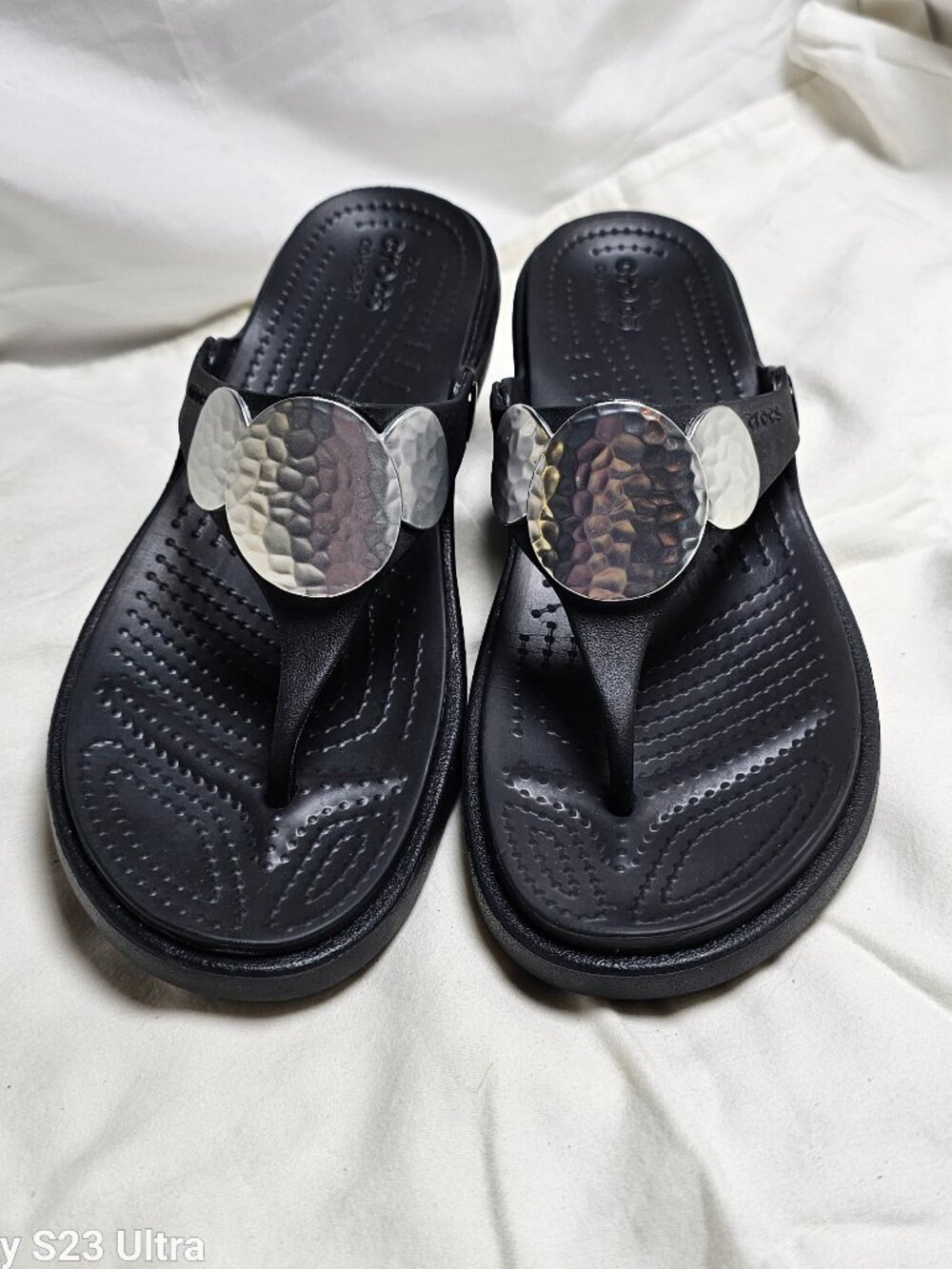 Crocs Sloane Hammered Metallic Flip Sandals Black Slip-On Comfort Sandals size 7